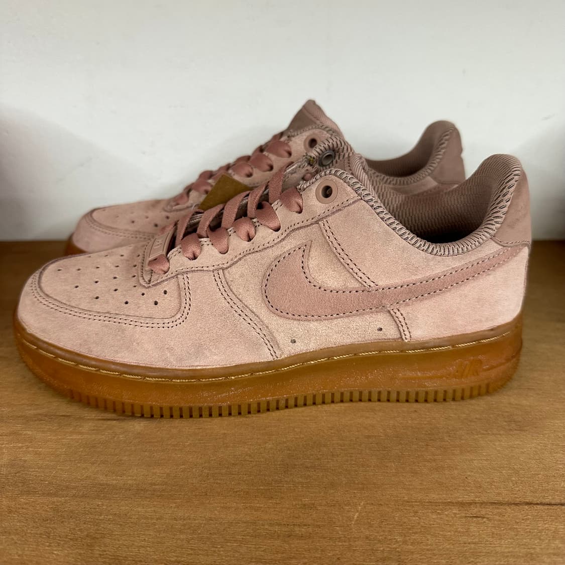 나이키 에어포스 로우 ‘핑크 스웨이드’ 상품이미지3