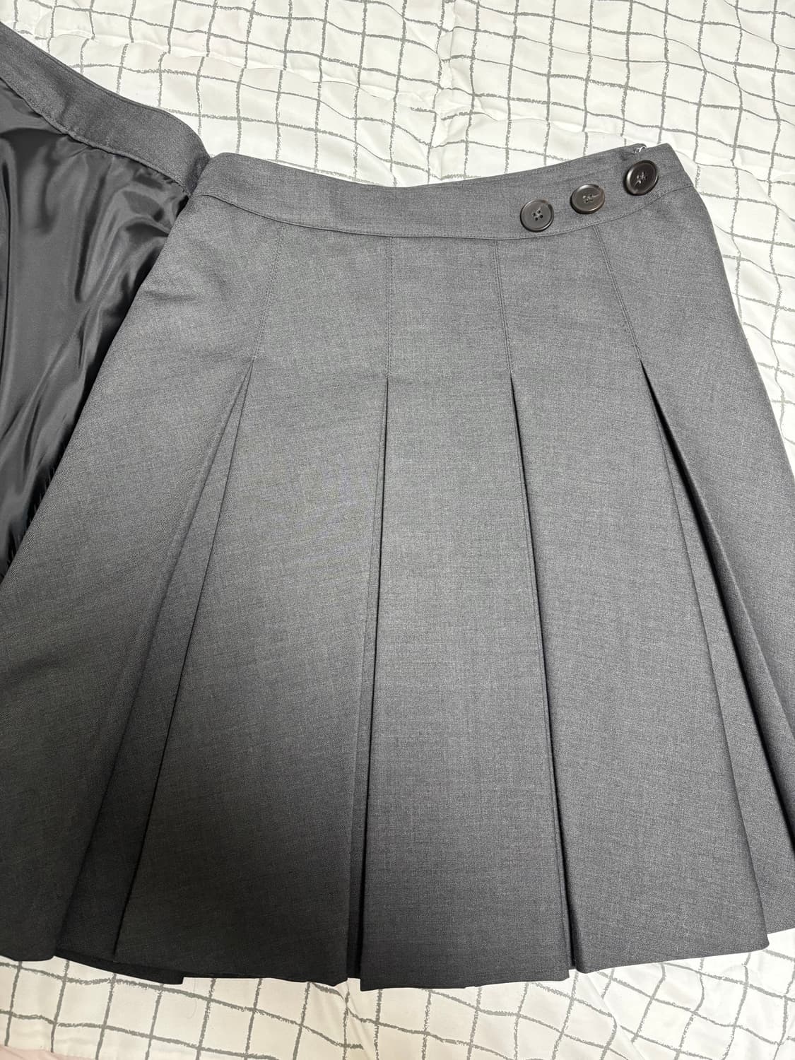 뚜오미오 랩 플리츠 스커트 차콜 허그유어스킨 코이세이오 상품이미지4