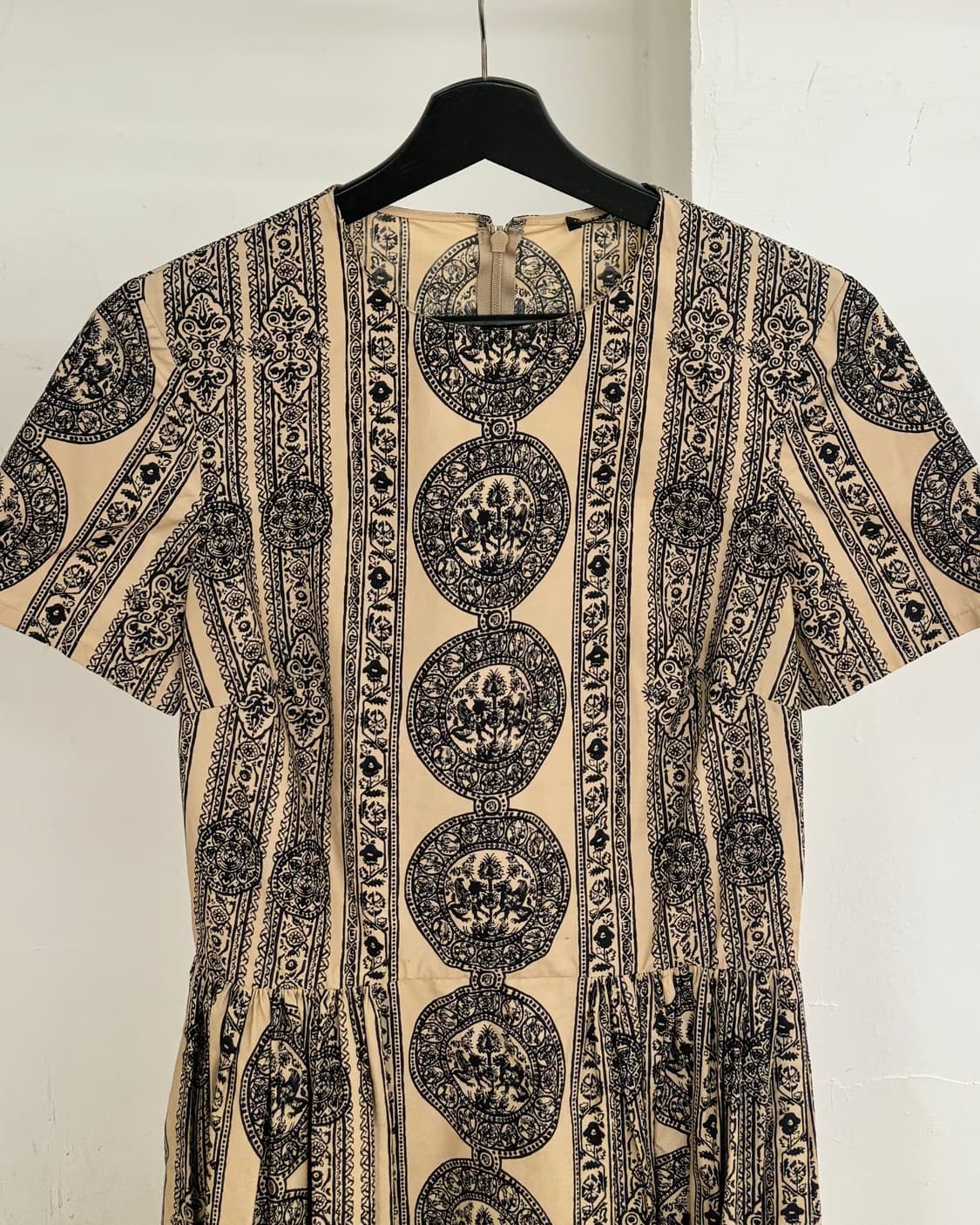 발렌티노 베이지 블랙 코인 메달리온 프린트 밤볼리나 드레스 상품이미지2