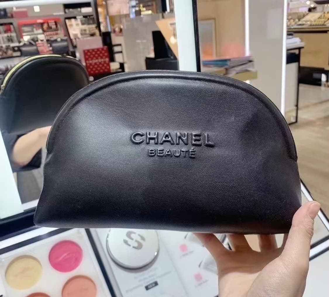 샤넬 뷰티 반달 파우치 상품이미지1