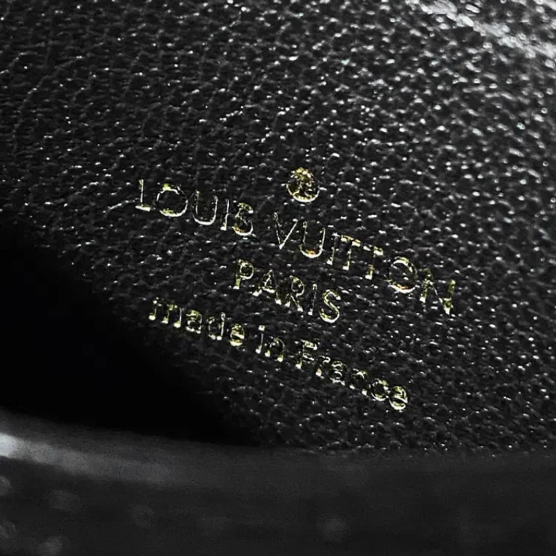[정품] 루이비통  LV 모노그램 블랙 엠보스드 램스킨 H32 카드지갑 상품이미지7