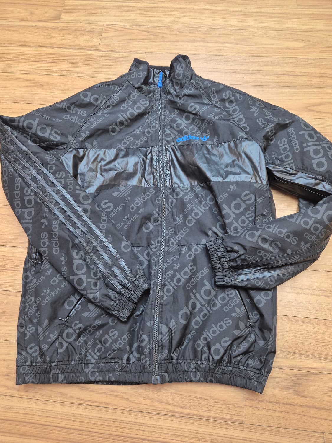 아디다스 블랙 로고 패턴 트랙 자켓입니다
- 사이즈는 110입니다
- 폴 상품이미지1