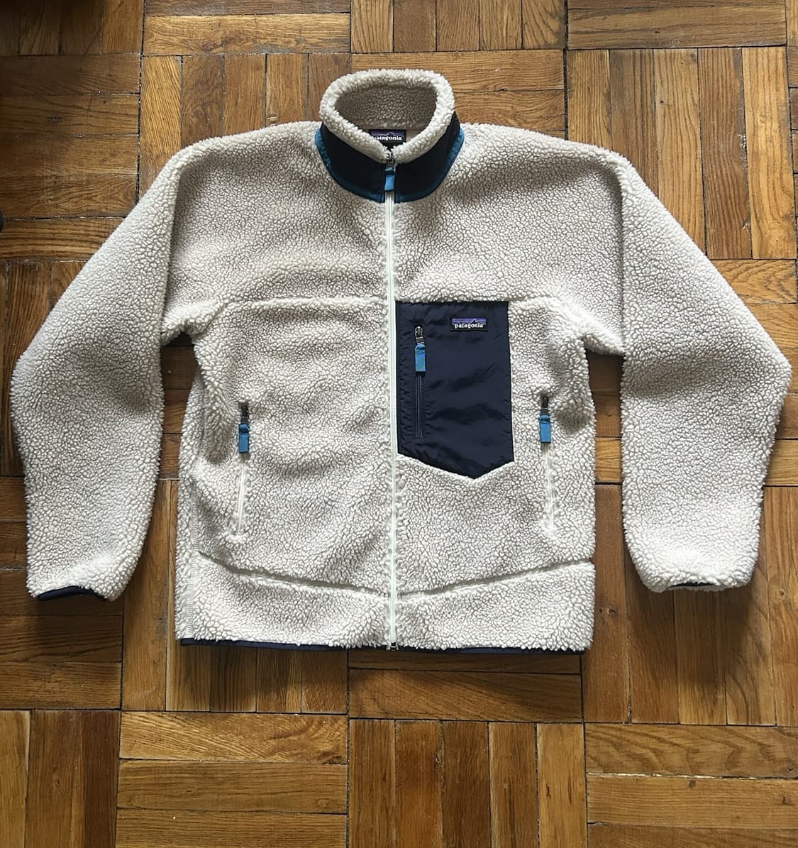 파타고니아 클래식 레트로-X 플리스 자켓 내추럴/클래식 네이비 상품이미지1