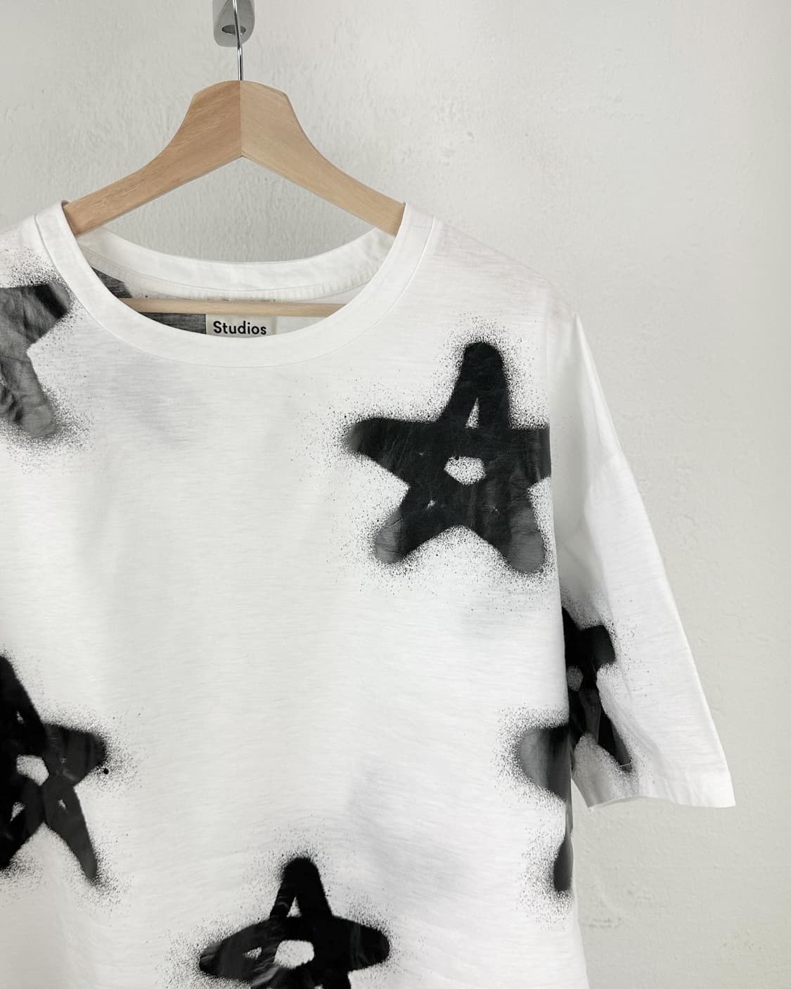 아크네 스튜디오 화이트 스타 페인팅 하프 티셔츠 상품이미지3