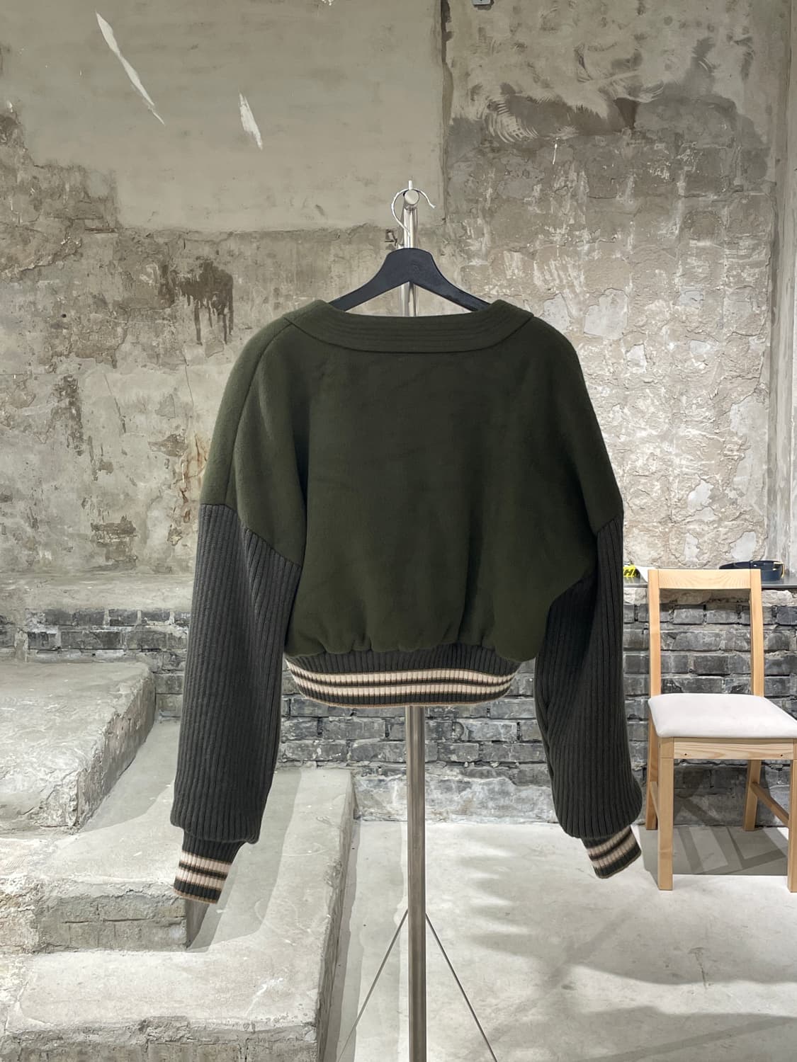 오프화이트 20F/W 카키 크롭 울 가디건 상품이미지6