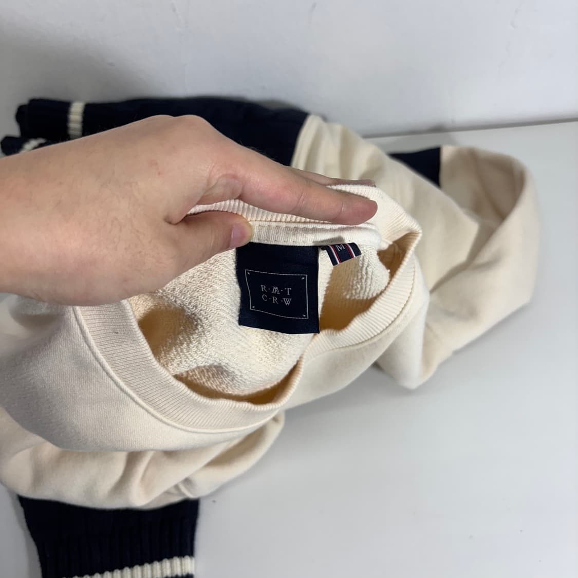 M 100 로맨틱크라운 아이보리 니트배색 맨투맨 상품이미지4