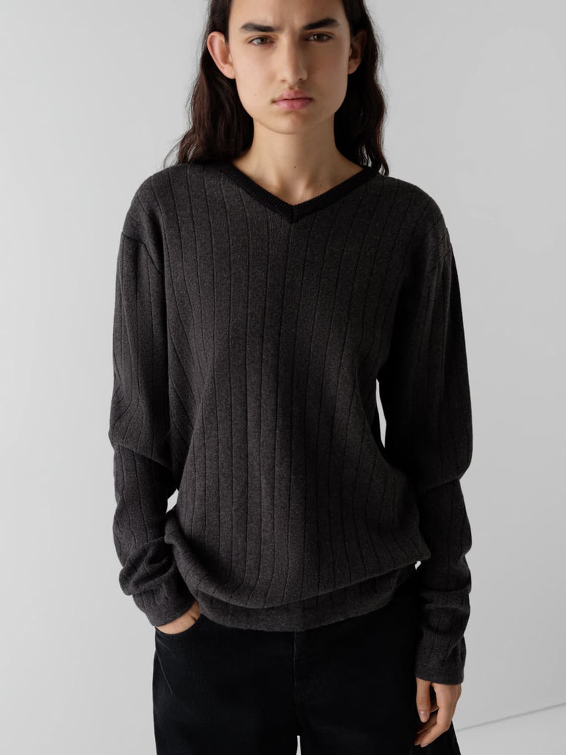 [L,XL]기마구아스 Dante 브이넥 니트/차콜 상품이미지8