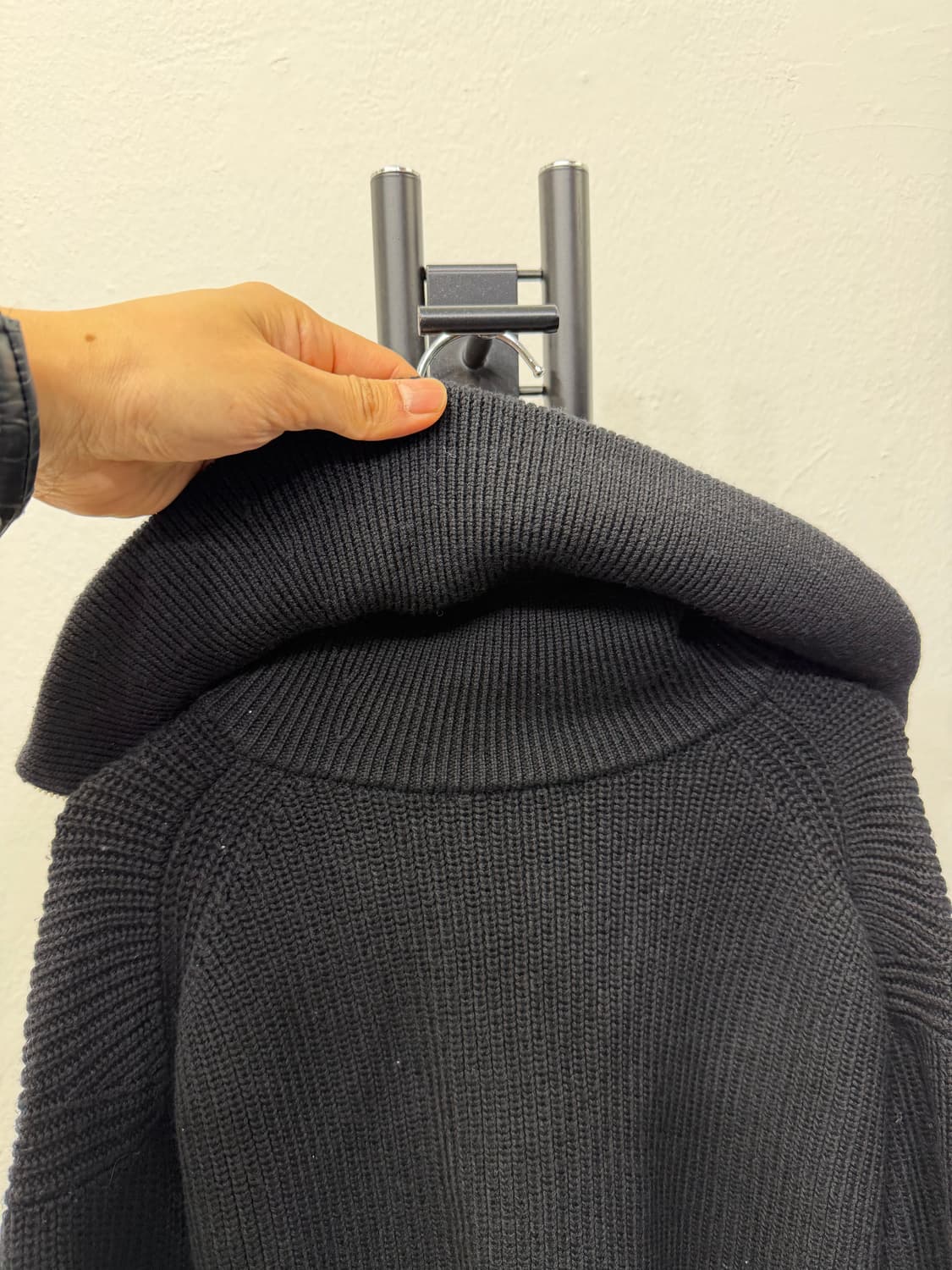 정품) COS 코스 여성 오버핏 블랙 니트 반집업 니트 L 상품이미지5