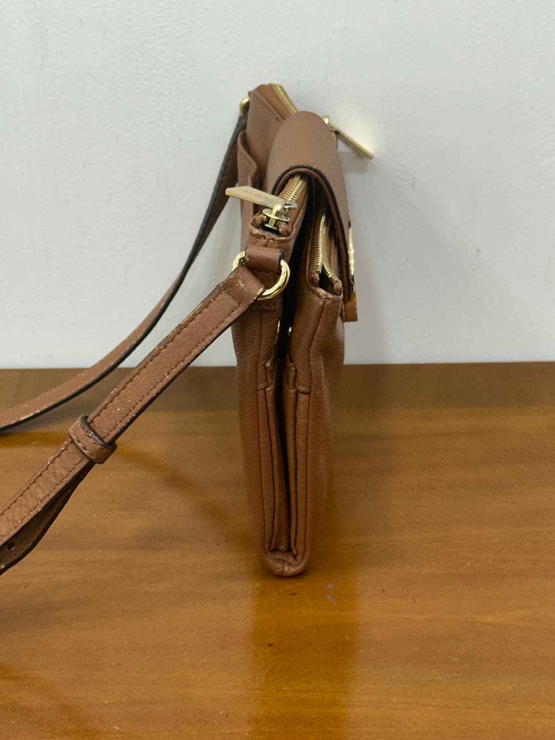 마이클 코어스 가죽 크로스백 상품이미지3