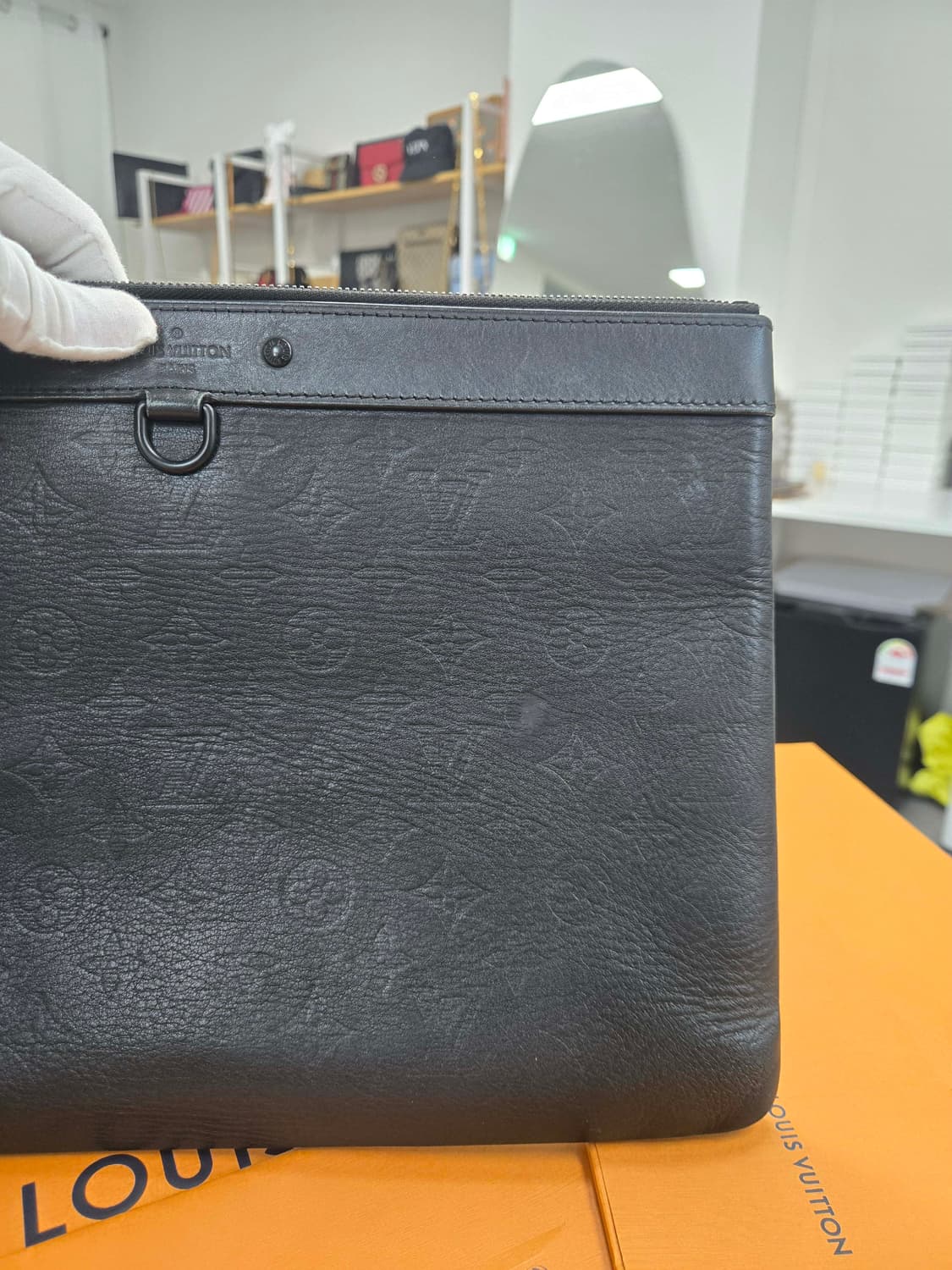 [40%할인] 루이비통 포쉐트 쉐도우 클러치백 상품이미지3