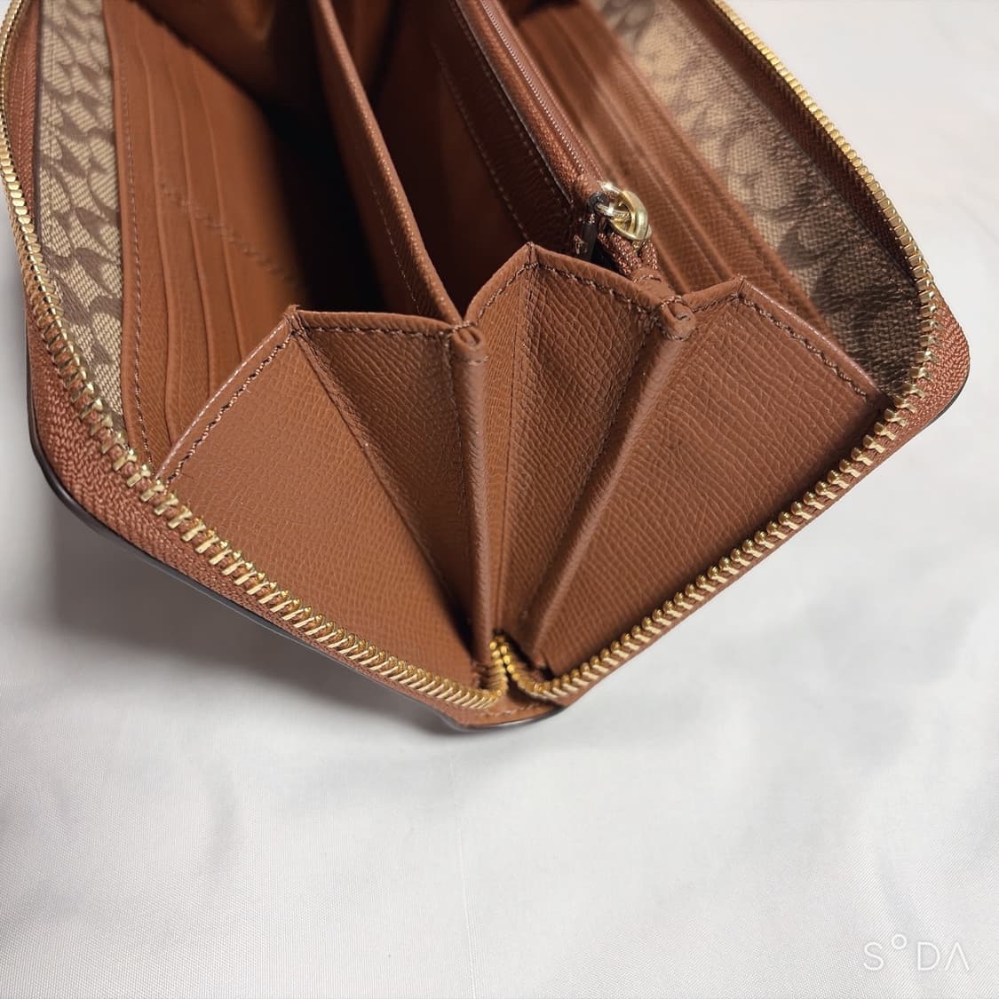 코치 브라운 레더 지퍼 장지갑 상품이미지4