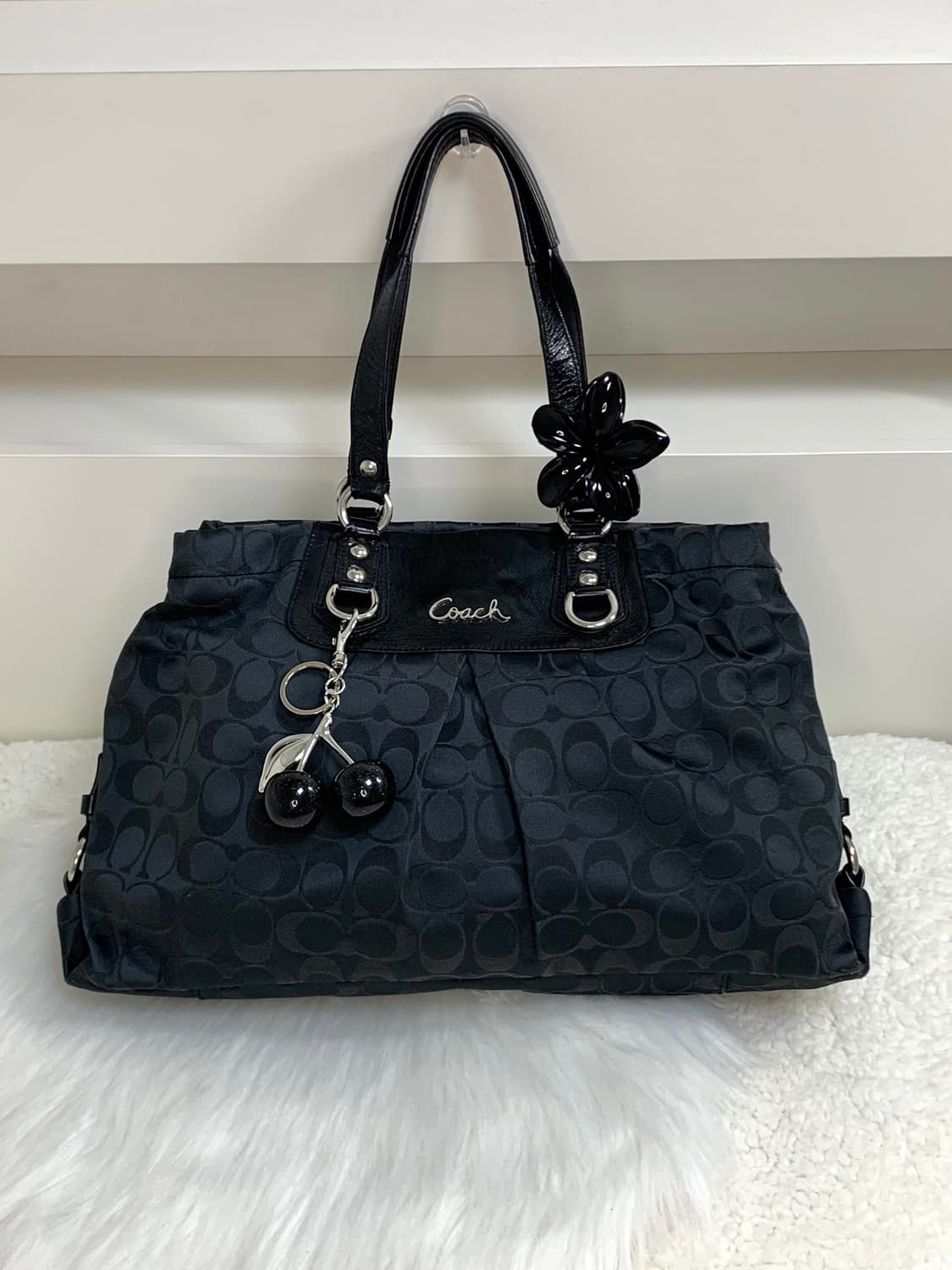 코치 시그니처 블랙 숄더백 상품이미지1