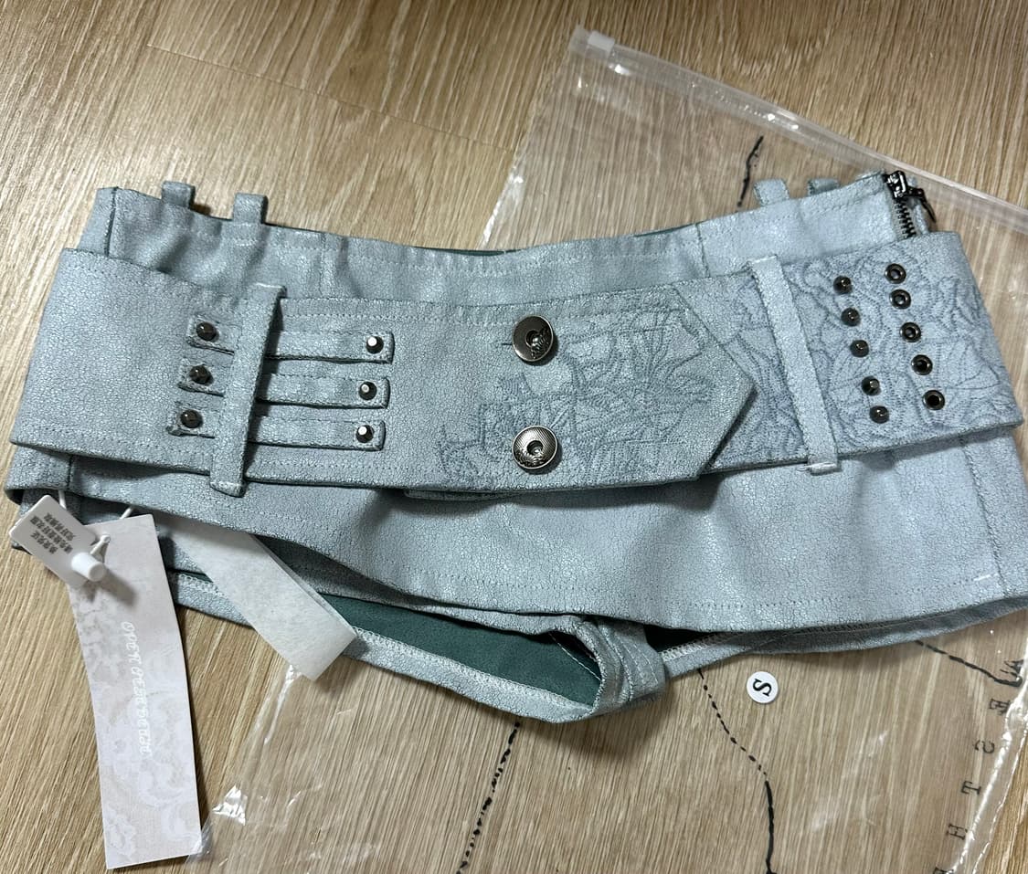 Open aesthetic Belted Leather Mini Skirt 상품이미지3