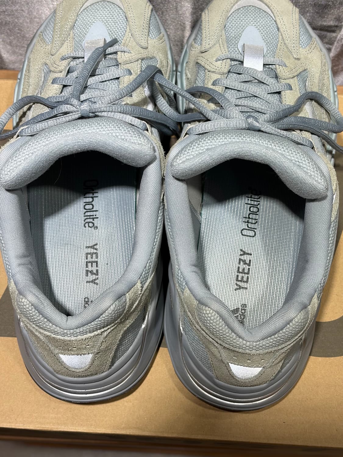 280 아디다스 이지부스트 700 V2 호스피탈 블루 상품이미지3