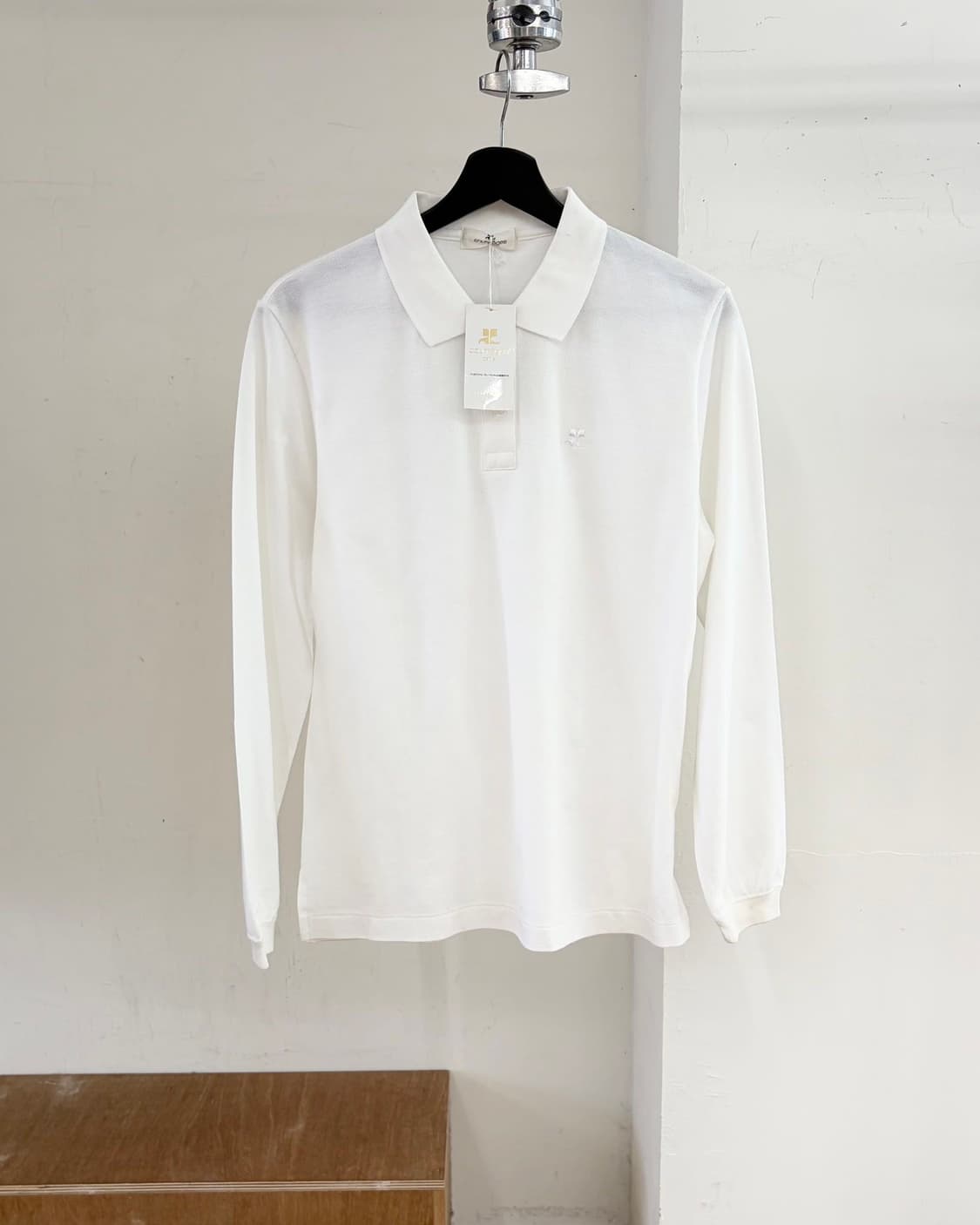 꾸레쥬 화이트 pk 로고 자수 사이드 슬릿 티셔츠  상품이미지1