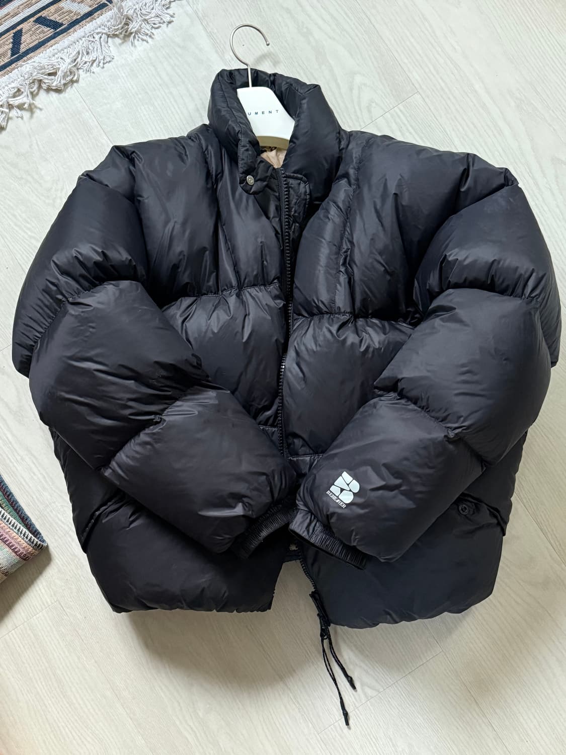 비헤비어 폴라 덕다운 패딩 블랙  상품이미지1