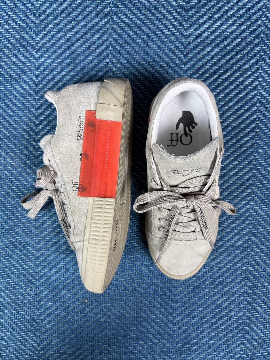 오프화이트 그레이 스웨이드 로우 스니커즈 (36 / 230mm) 상품이미지4
