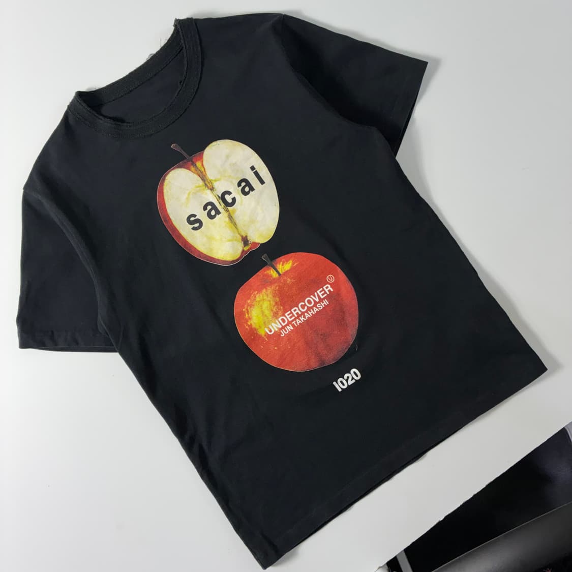 Sacai  사카이 x 언더커버 애플 그래픽 반팔 티셔츠  상품이미지2