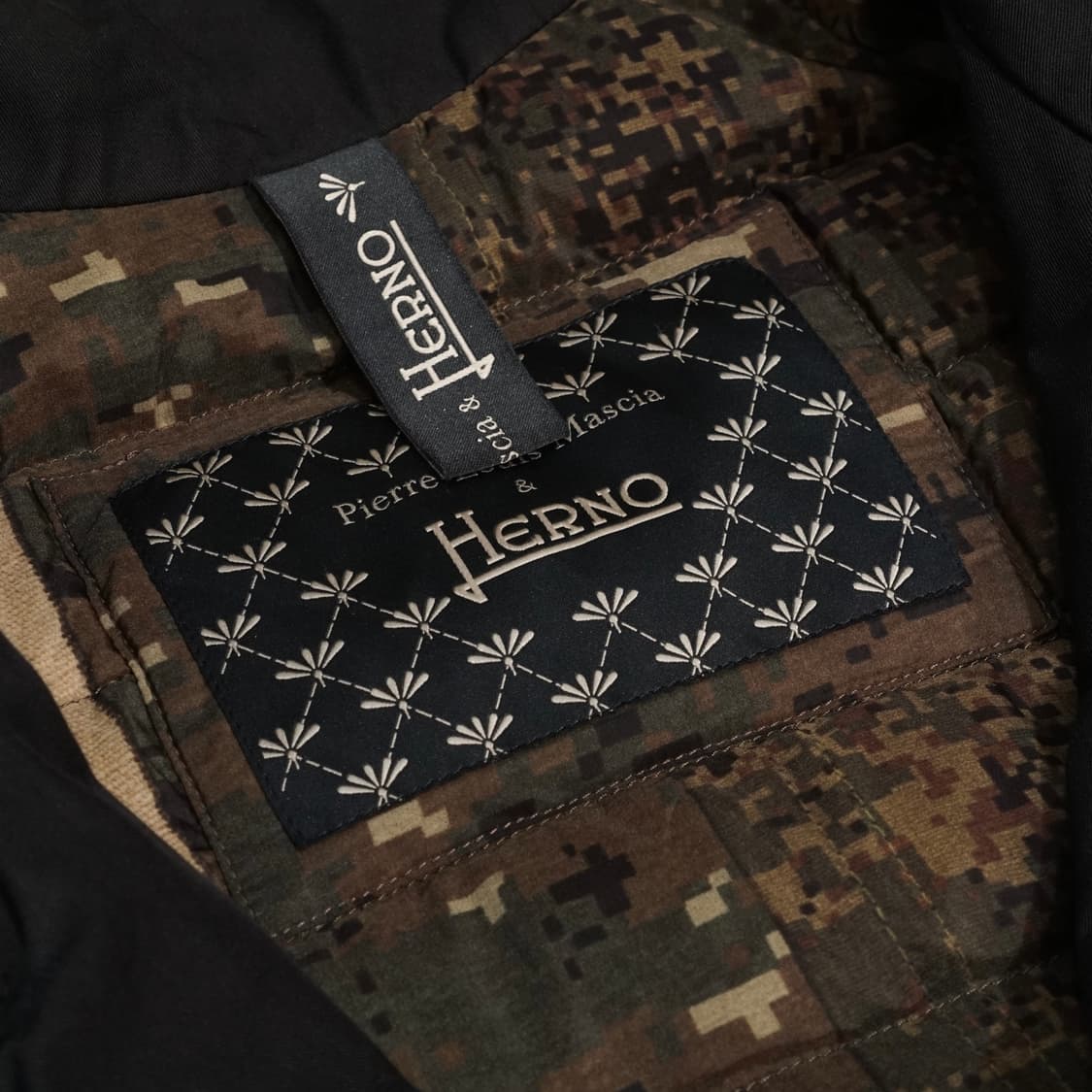 에르노 X 프랑스 아티스트 그래픽 다운 코트 상품이미지7