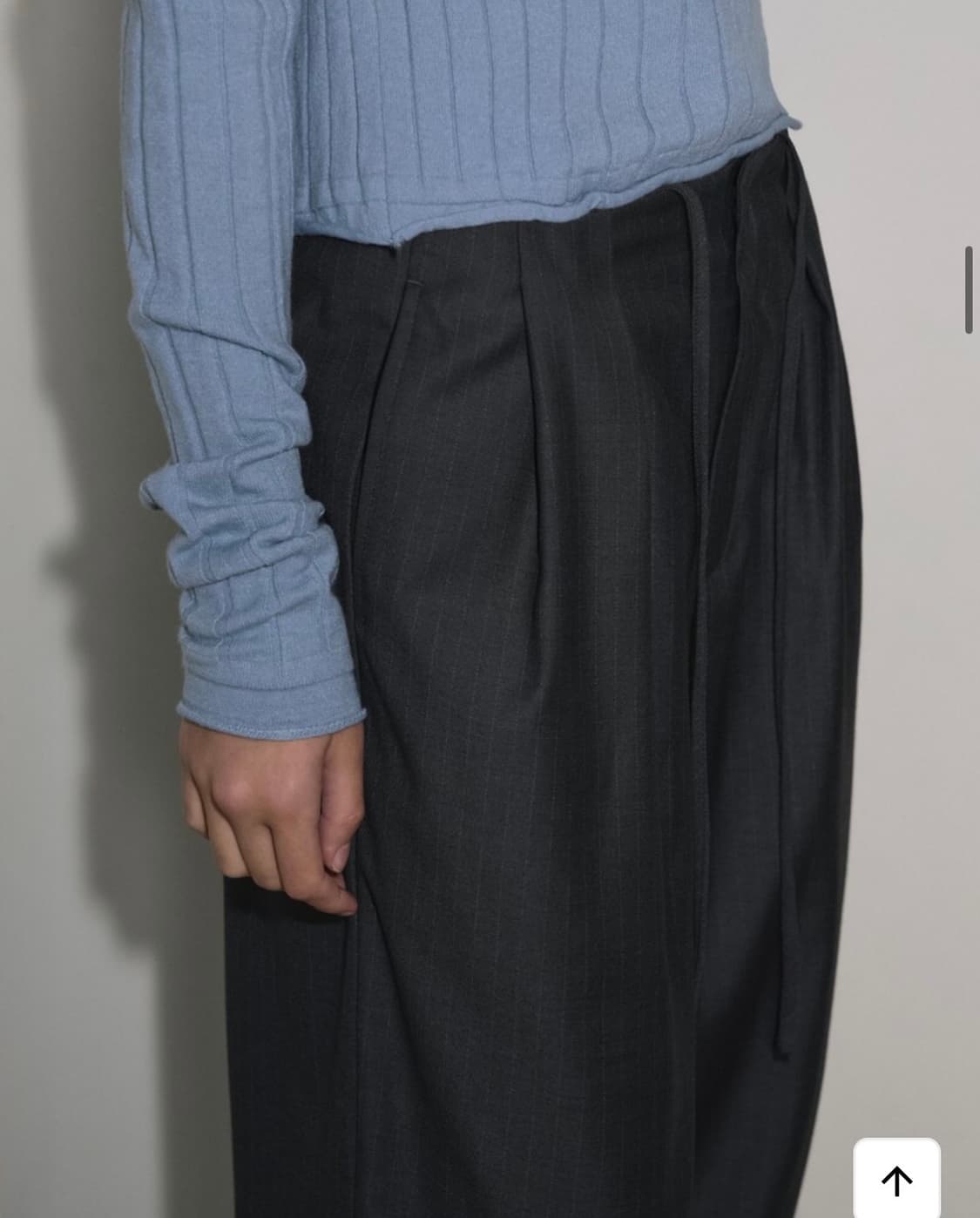 이어닝 WOOL STRIPE PIN-TUCK SLACKS, 차콜  상품이미지4
