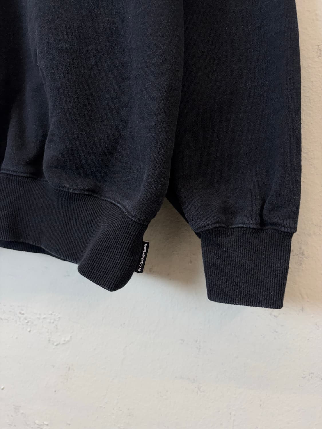 디스이즈네버댓 블랙 스웻셔츠 상품이미지5