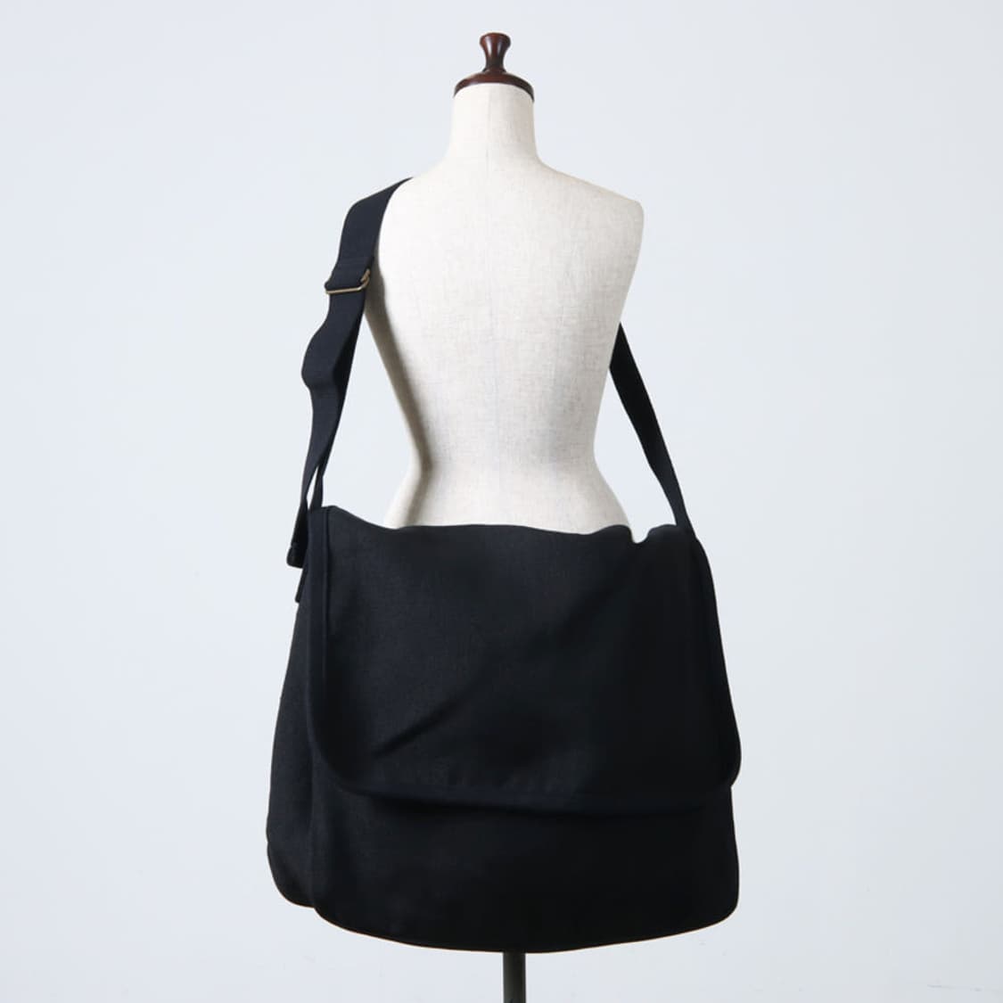 코모리 햄프덕 숄더백 블랙 판매합니다. 상품이미지2