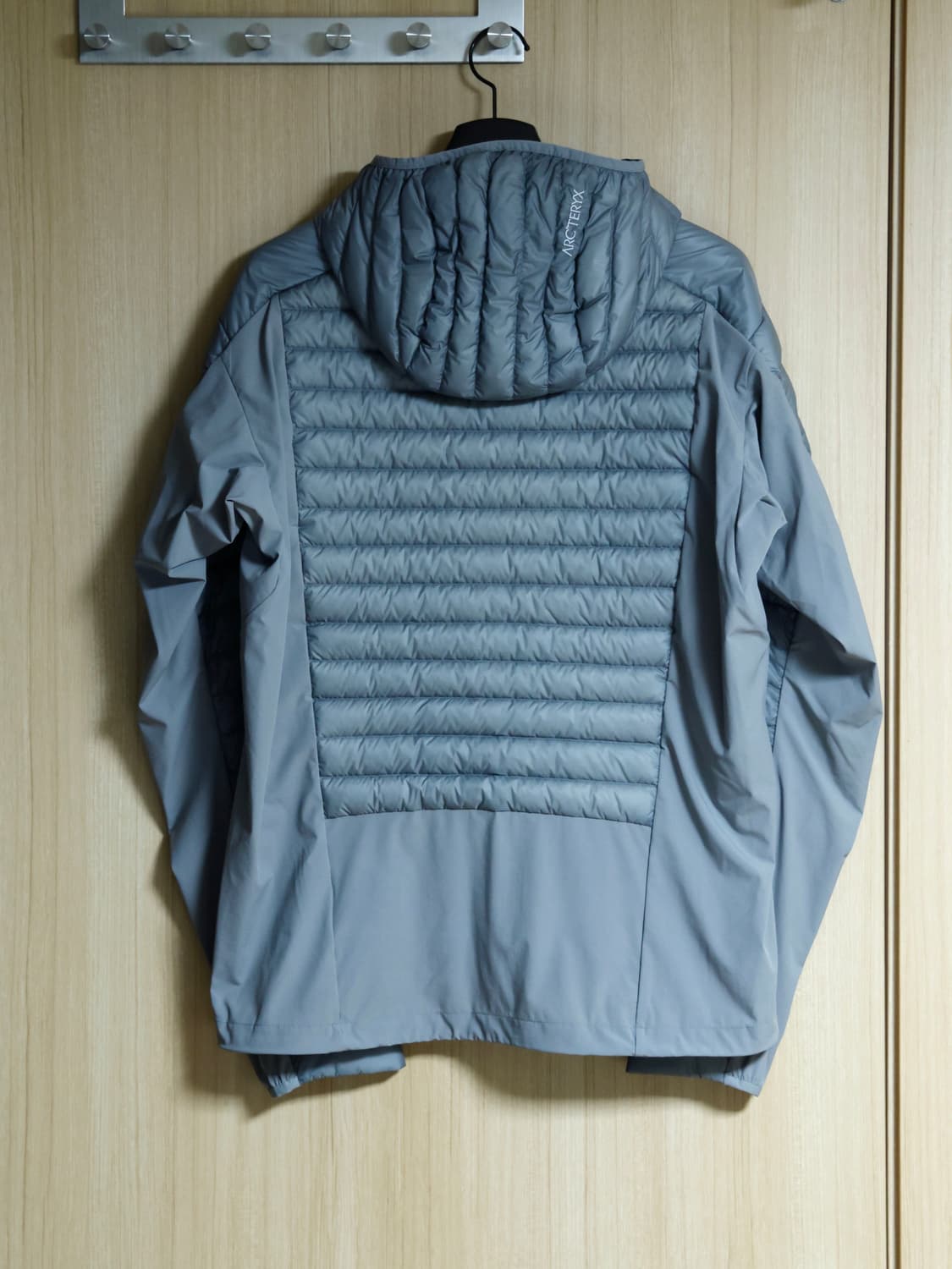 아크테릭스 세륨 하이브리드 후디 VOID 컬러 남성용 상품이미지2