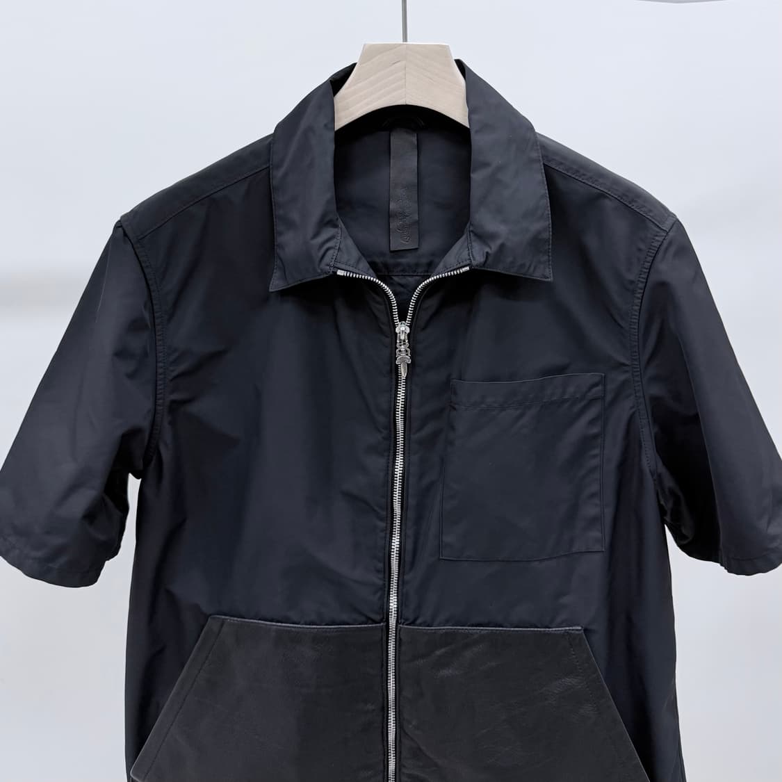 [S+급/M] 크롬하츠 나일론 레더패치 집업 반팔 셔츠 블랙 상품이미지2