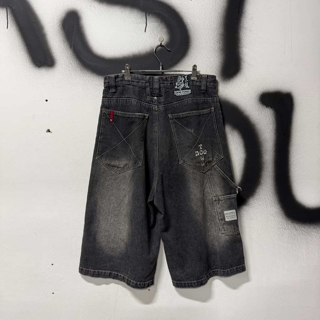 Dog Town 도그 타운 자수 디테일 카펜터 와이드 버뮤다 데님 팬츠 상품이미지2