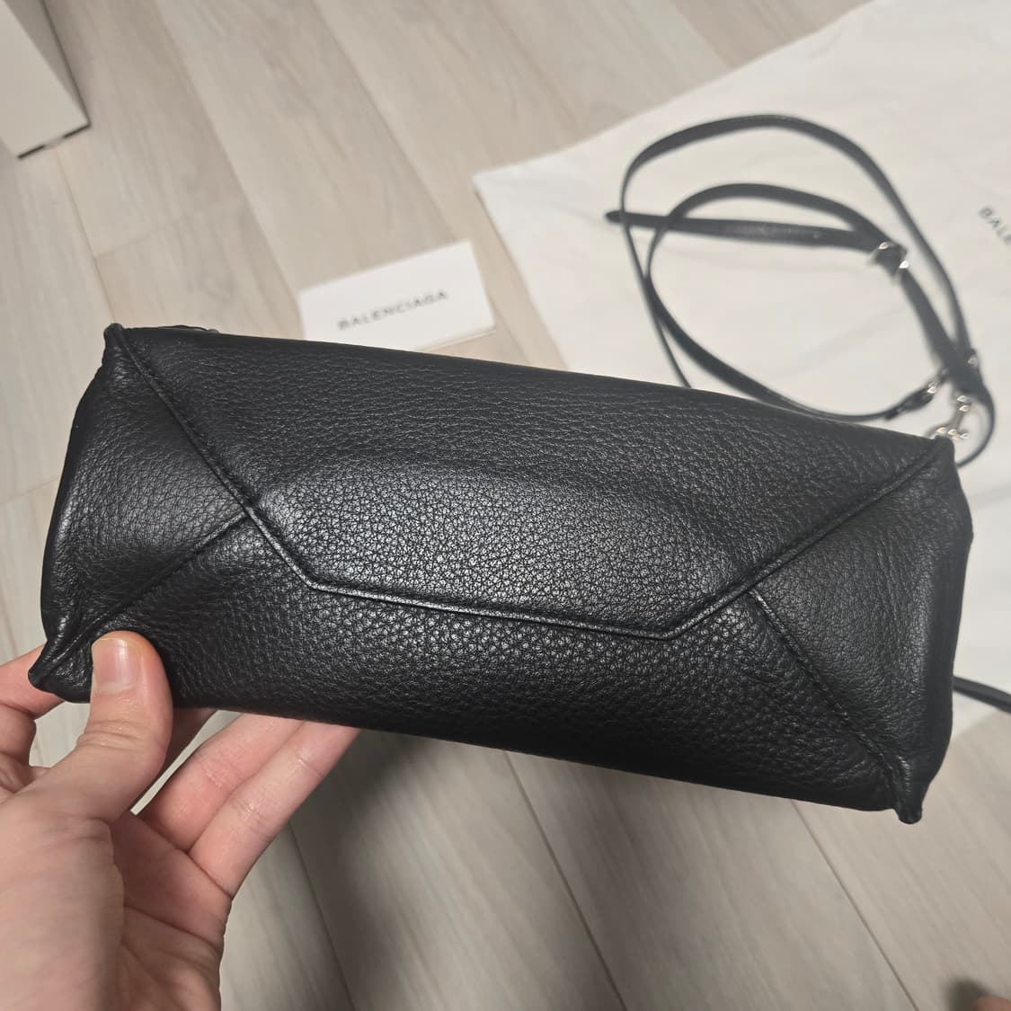 발렌시아가 여성 파피에르 A4 레더 토트백 크로스백 MINI 미니 블랙 상품이미지5