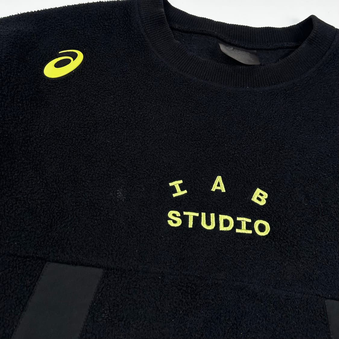 아이앱스튜디오 x 아식스 플리스 맨투맨 블랙 M 상품이미지4