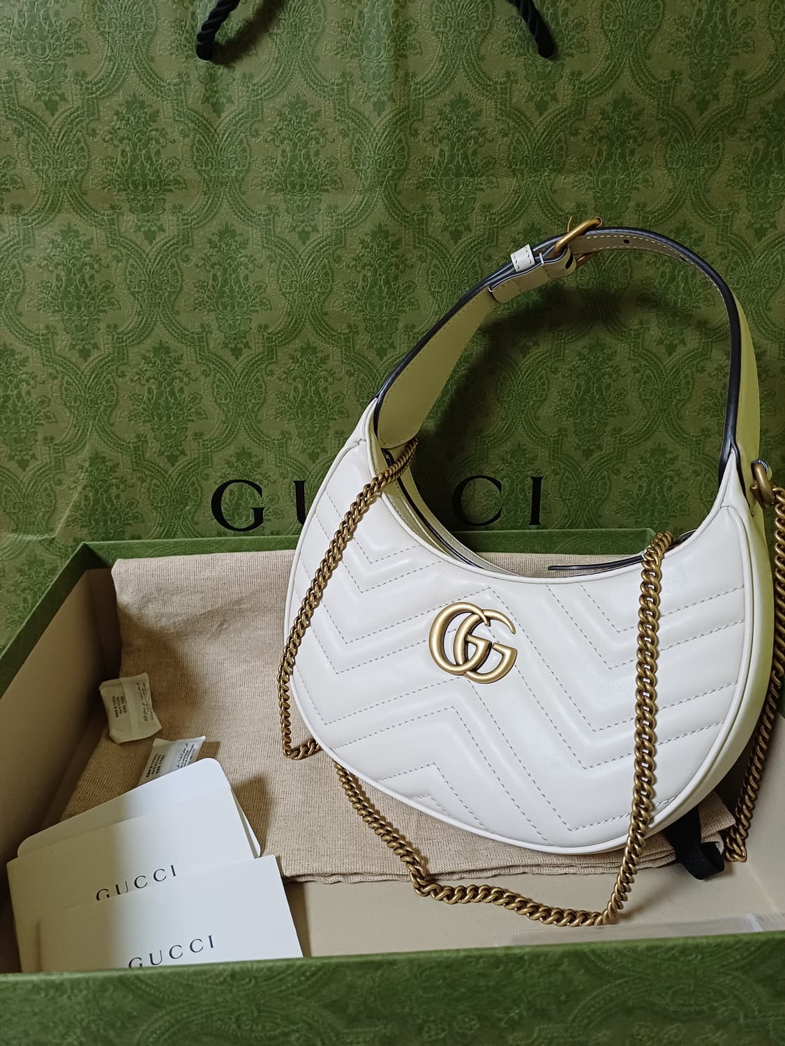 구찌 GG 마몽 하프문 백 화이트 상품이미지1