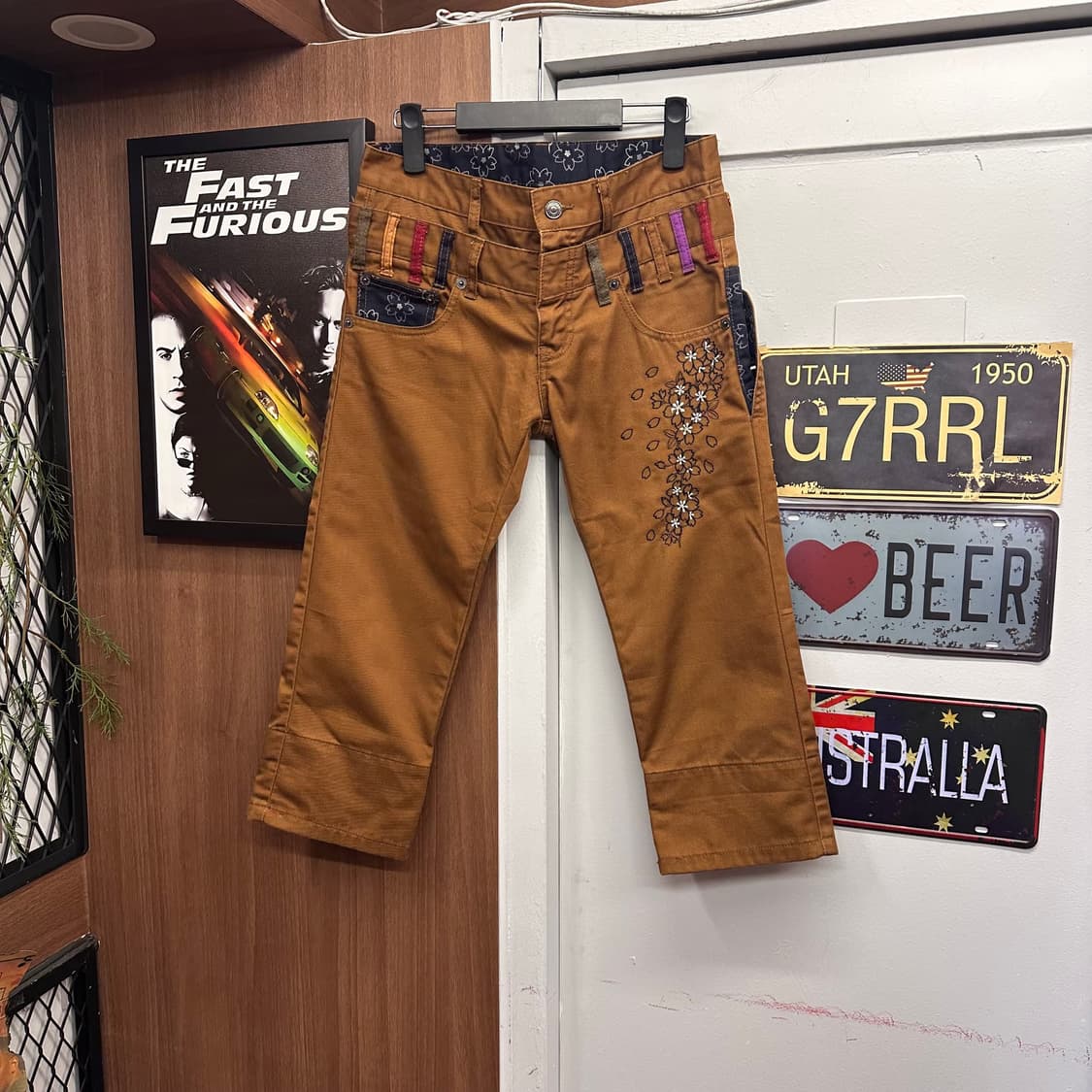 Camel Sakura Detail Capri Pants  상품이미지1