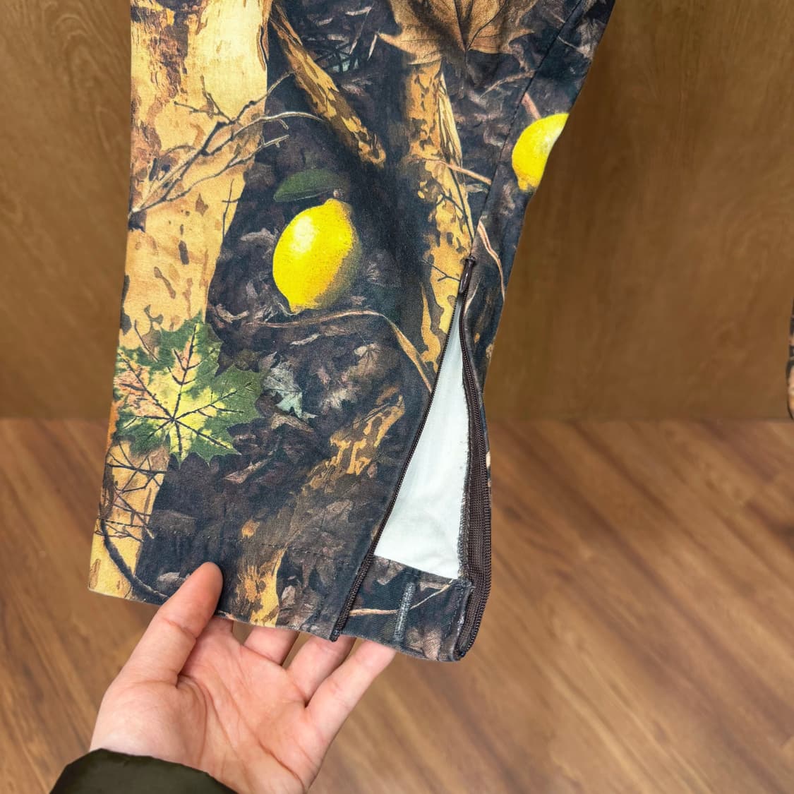 페노메논 7부 카고 팬츠 리프 레몬 패턴 밑단 사이드 지퍼 디테일 브라운 상품이미지6