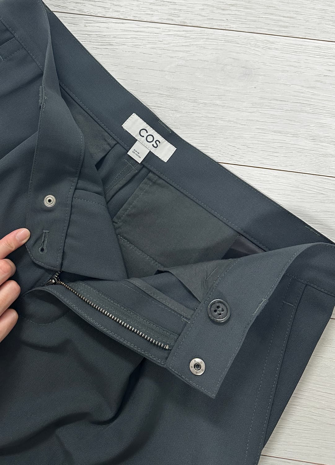 [COS 코스] 남성 원턱 와이드 테이퍼드 팬츠 / 카키 그레이 새상품 상품이미지1