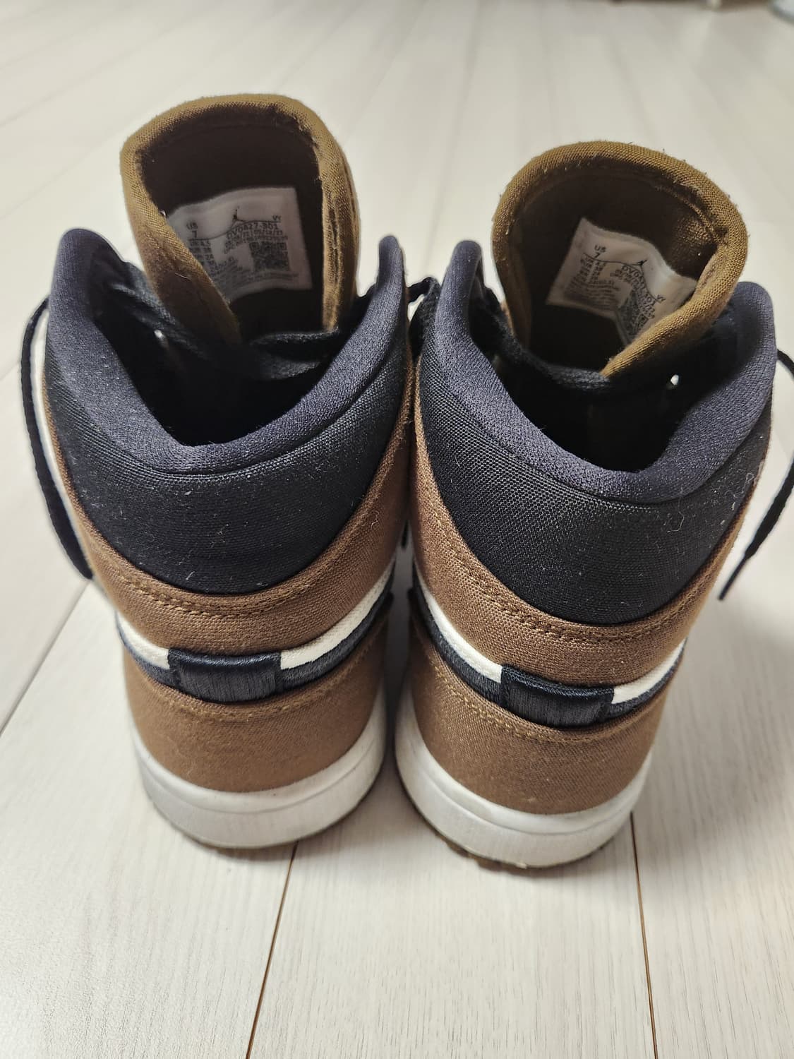 나이키 농구화 조던 1 미드 올리브 토 사이즈240

아웃솔 흰부분 생활 상품이미지8