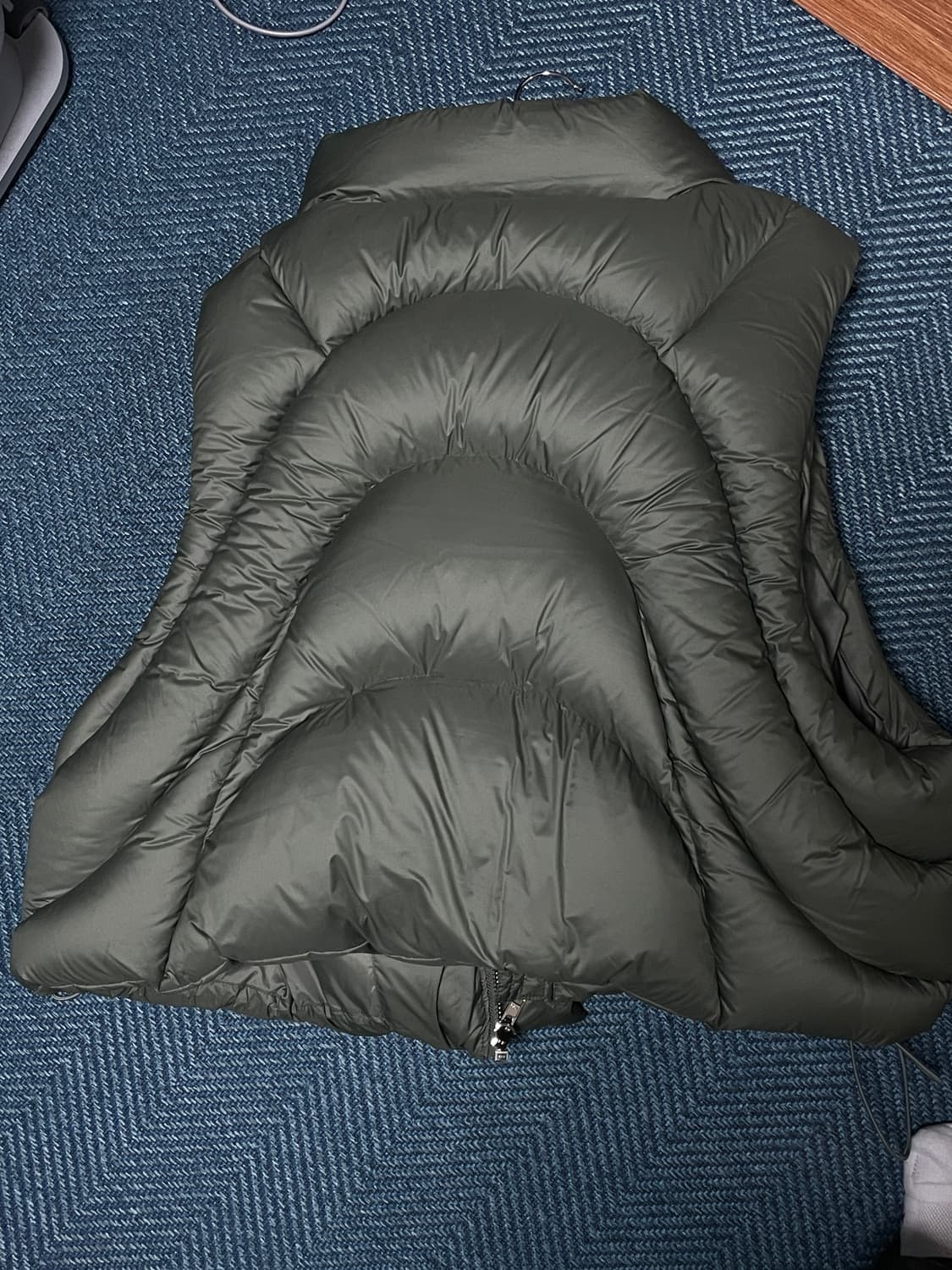 [L] 엔타이어 스튜디오 패딩 베스트 카키 상품이미지2