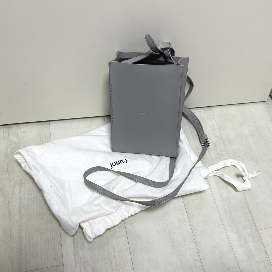 JUUN.J 준지 그레이 미니 크로스백 상품이미지2
