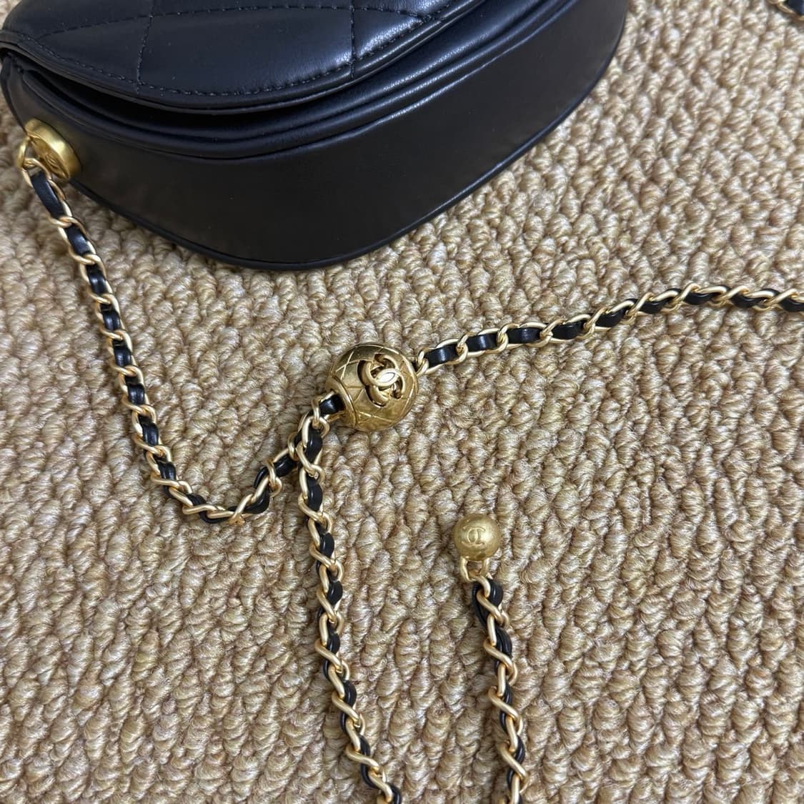 샤넬뷰티 클래식 골든 글로브 새들 백 블랙 리미티드 상품이미지5