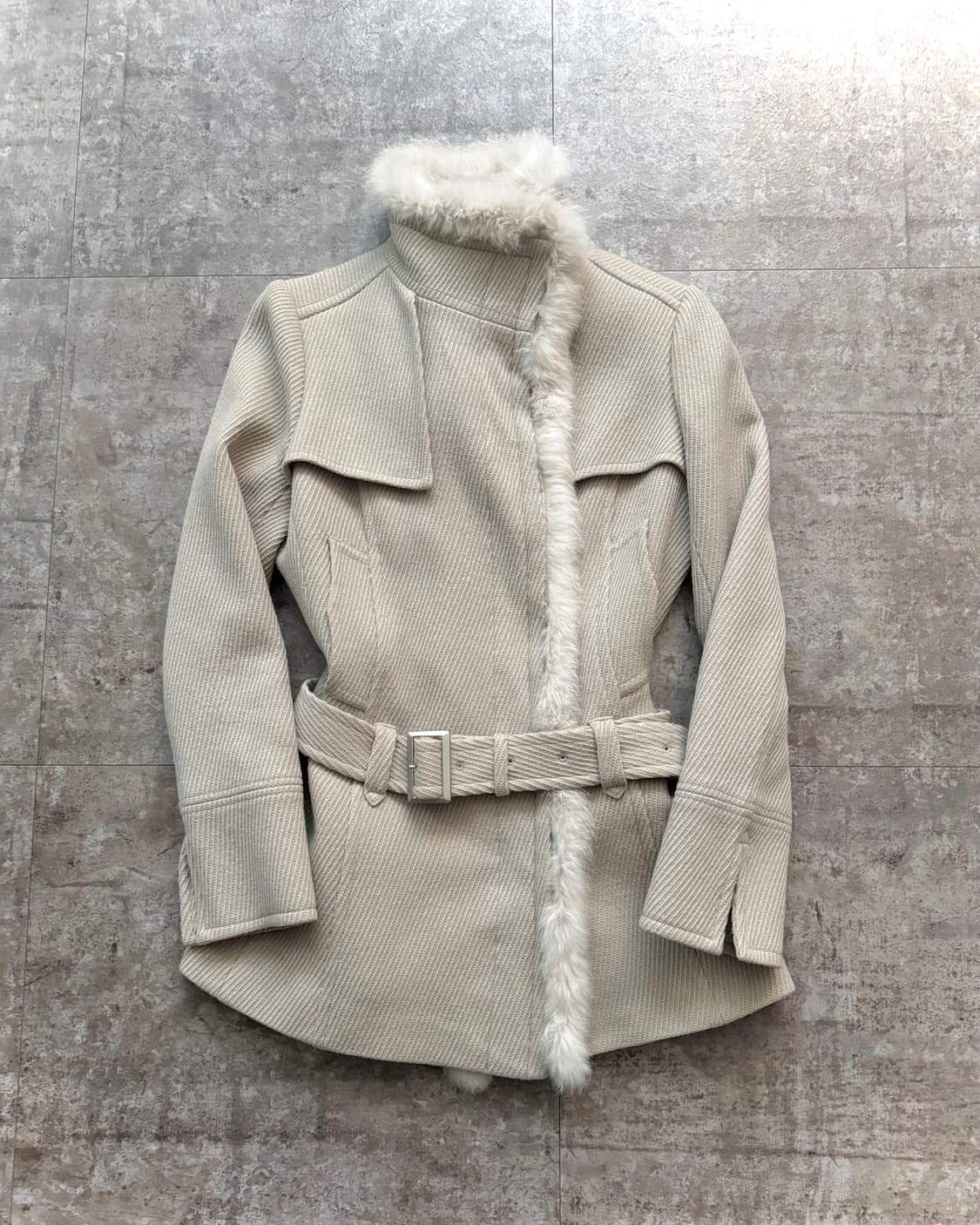 래빗 퍼 트림 벨티드 울 코트 상품이미지1