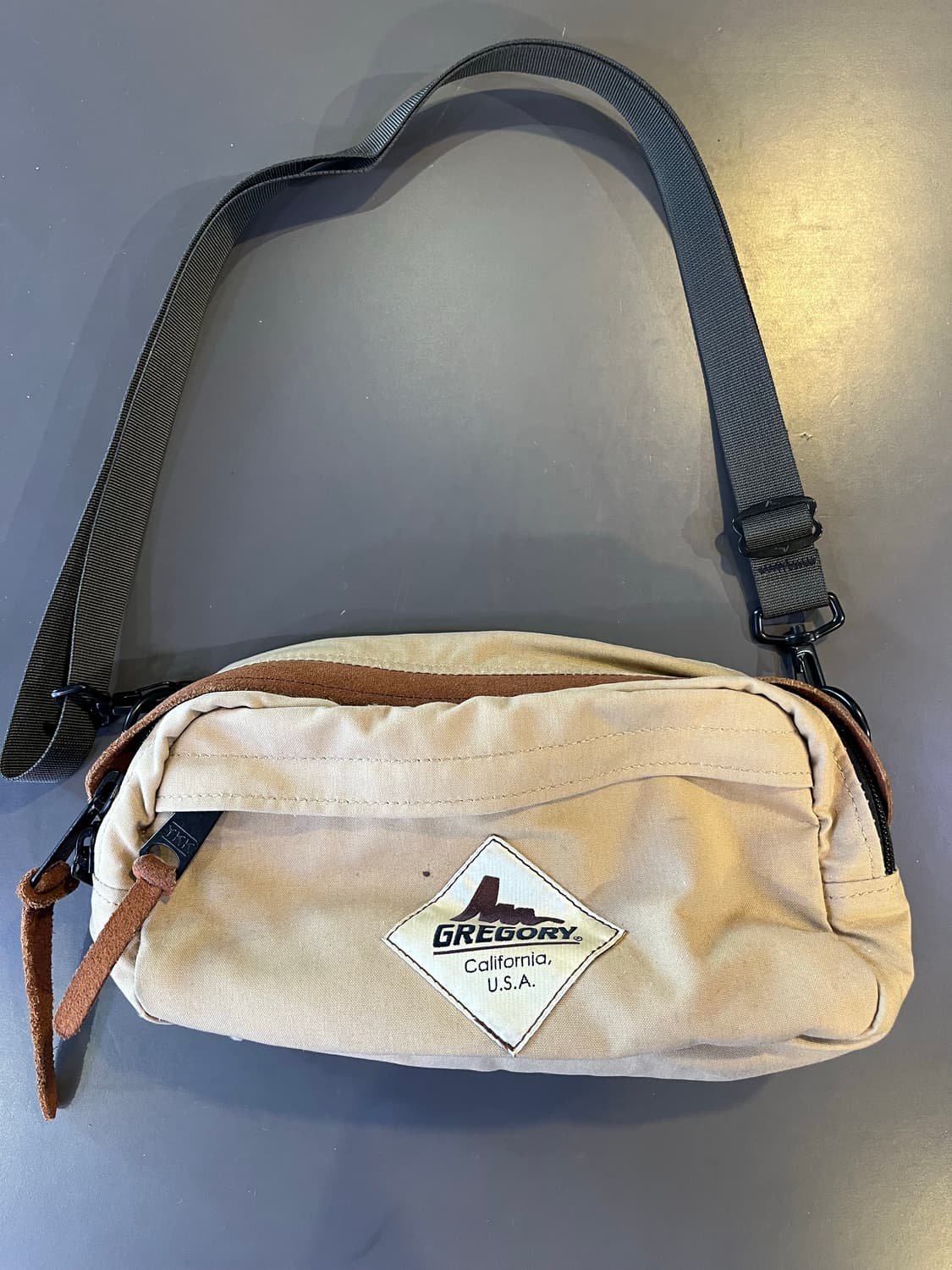 그레고리 구형 로고 카프드 파우치 상품이미지1