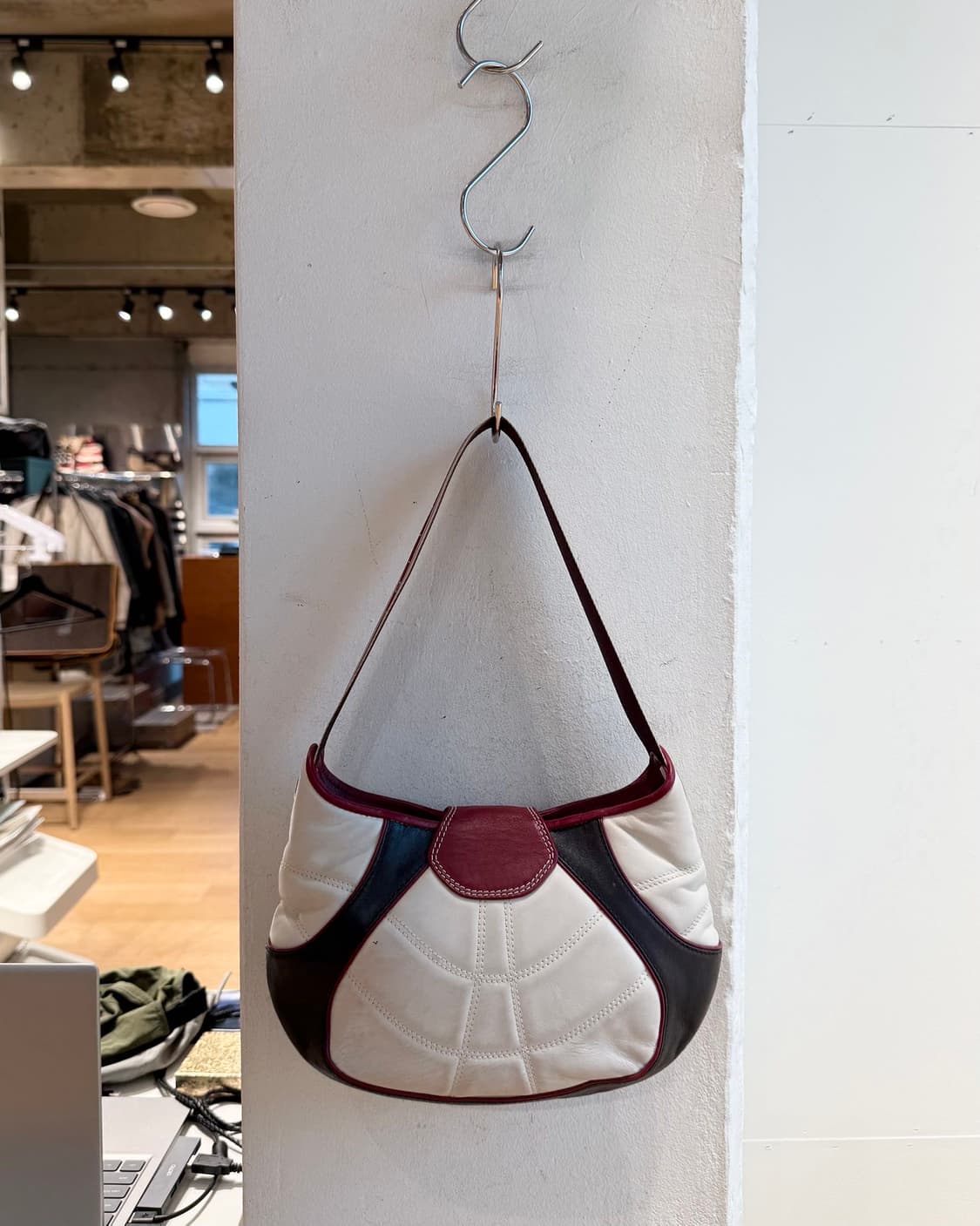 셀린느 화이트 레드 02s 피파 월드컵 레더 숄더백  상품이미지4