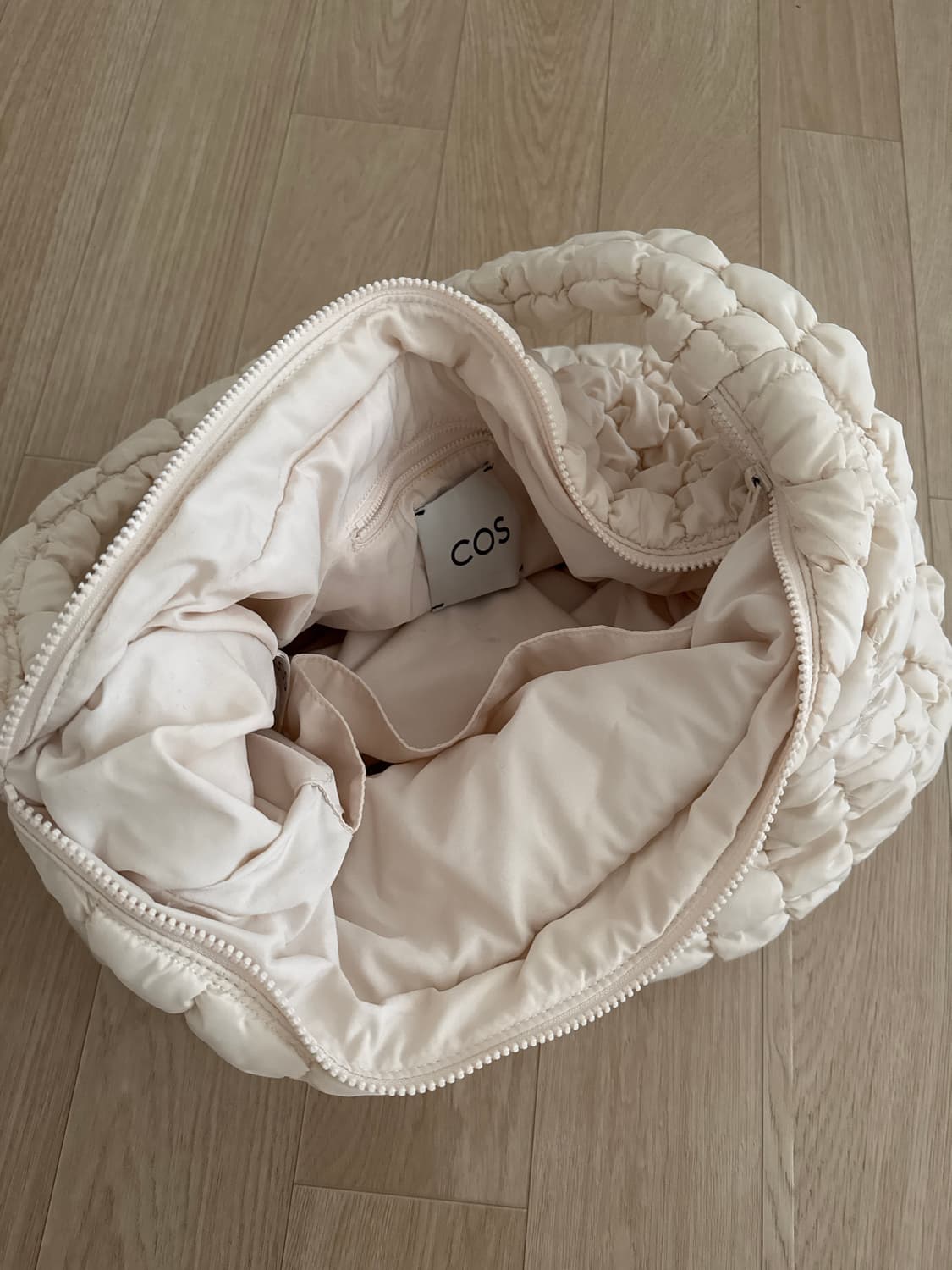 코스 퀄티드 오버사이즈 숄더백 화이트 상품이미지2