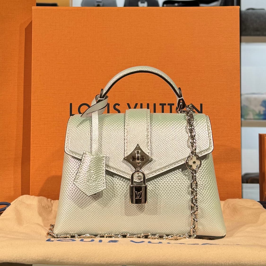 [25년] 루이비통 이그조틱 카룽 로즈 데 벙 미니 크로스백 상품이미지1