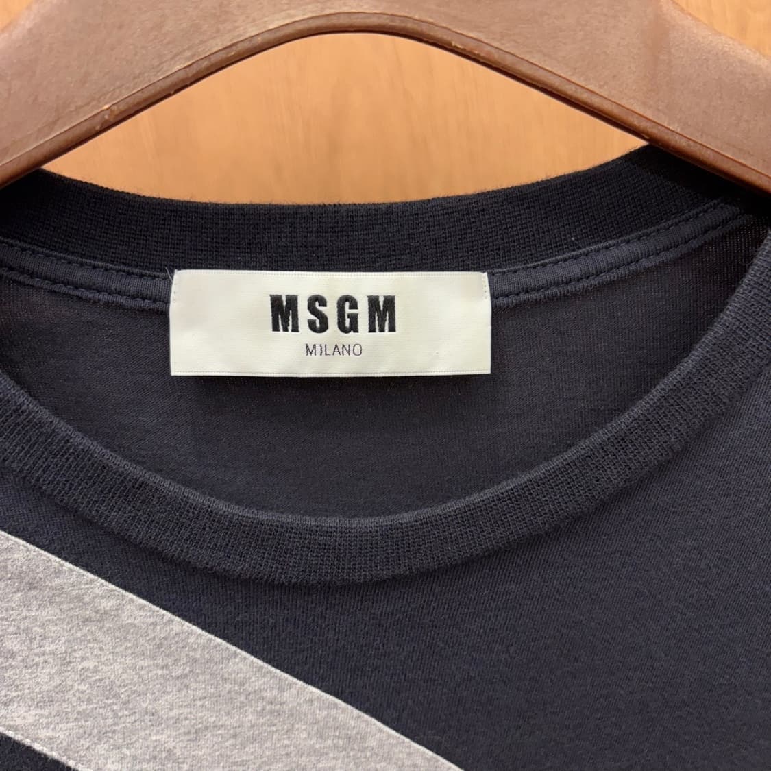 MSGM 라운드넥 반팔 티셔츠 그레이 테이프 절개 배색 디테일 블랙 상품이미지6