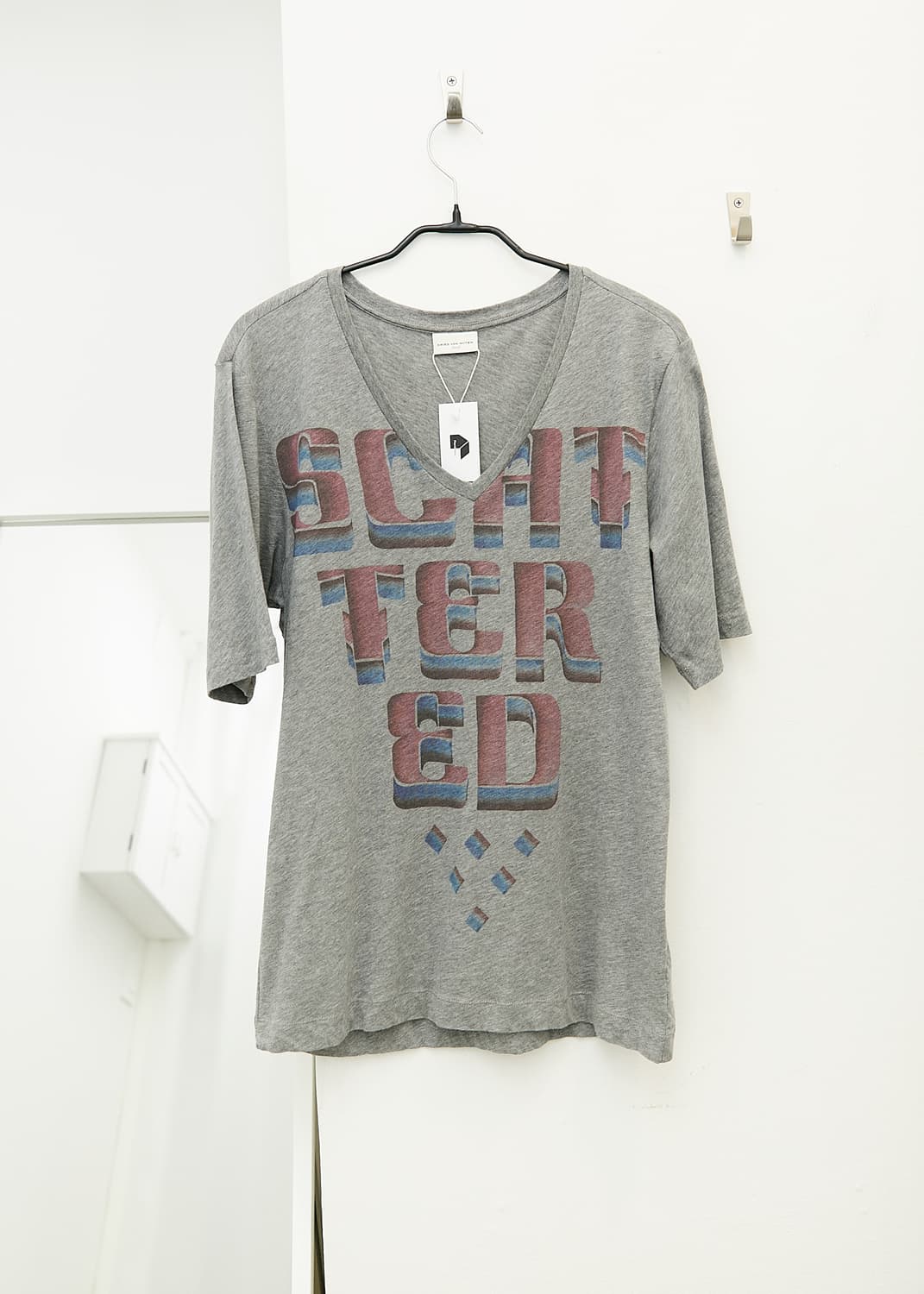 V-neck Graphic Printing T-Shirt 상품이미지1
