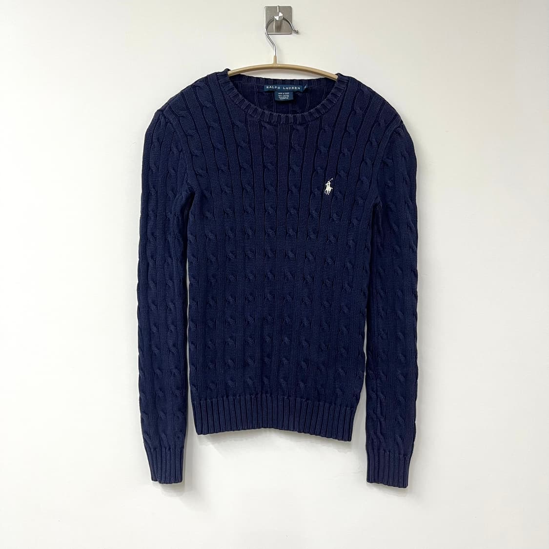 폴로 랄프로렌 딱붙핏 화이트 포니 네이비 꽈배기 니트 상품이미지2