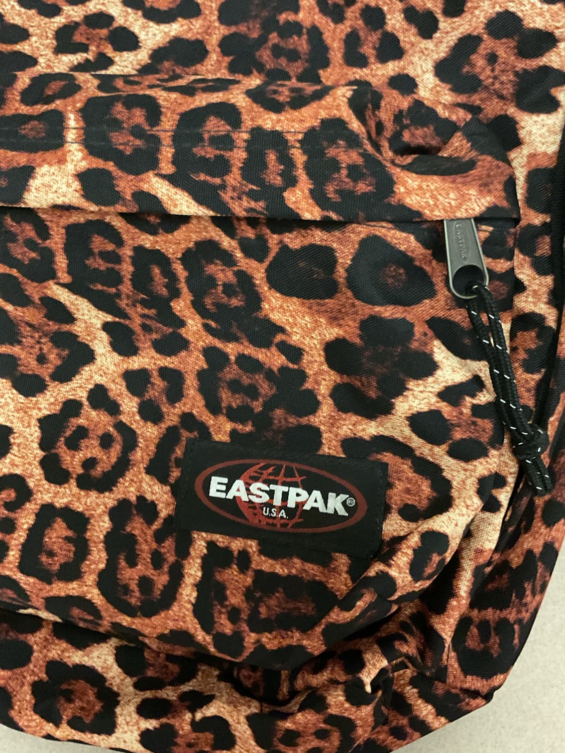 이스트팩 레오파드 호피무늬 백팩 상품이미지3