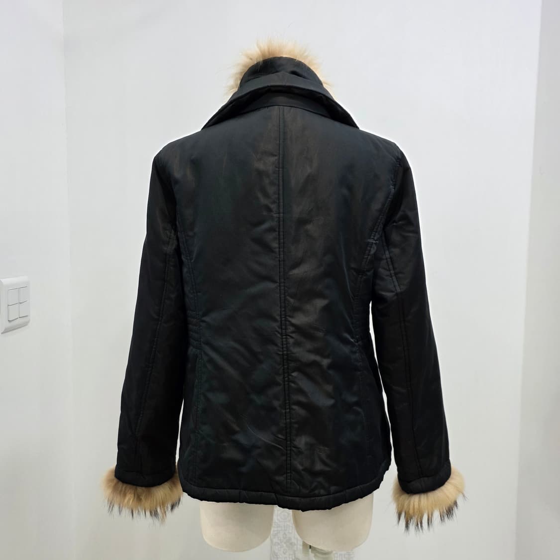 Mon 블랙 실크 라쿤 퍼 트리밍 하이넥 패딩자켓 상품이미지3