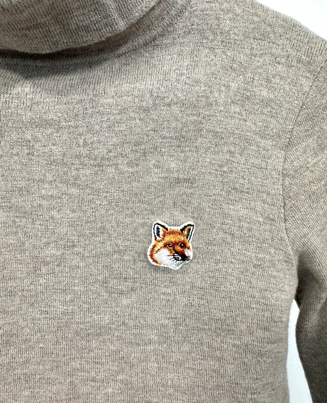 MAISON KITSUNE 메종키츠네 폭스헤드패치 베이지 멜란지 터틀넥  상품이미지3